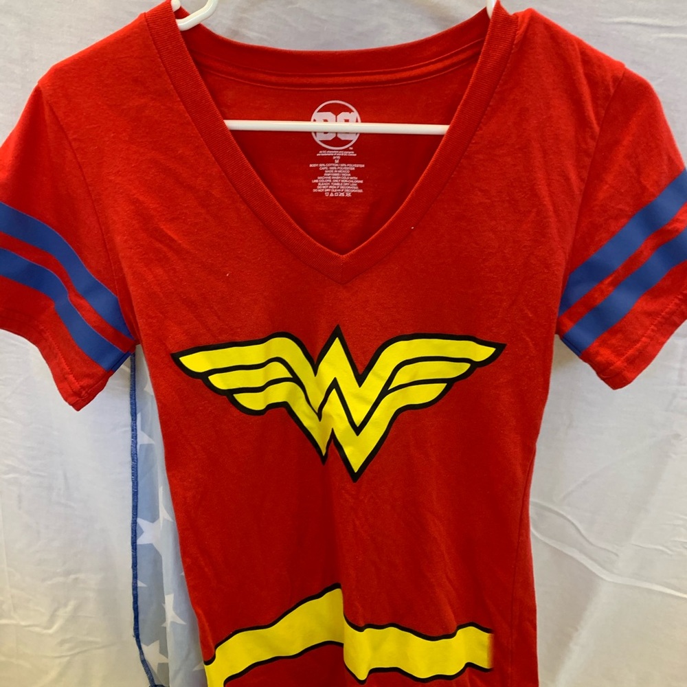 Wonder women shirt with cape size M